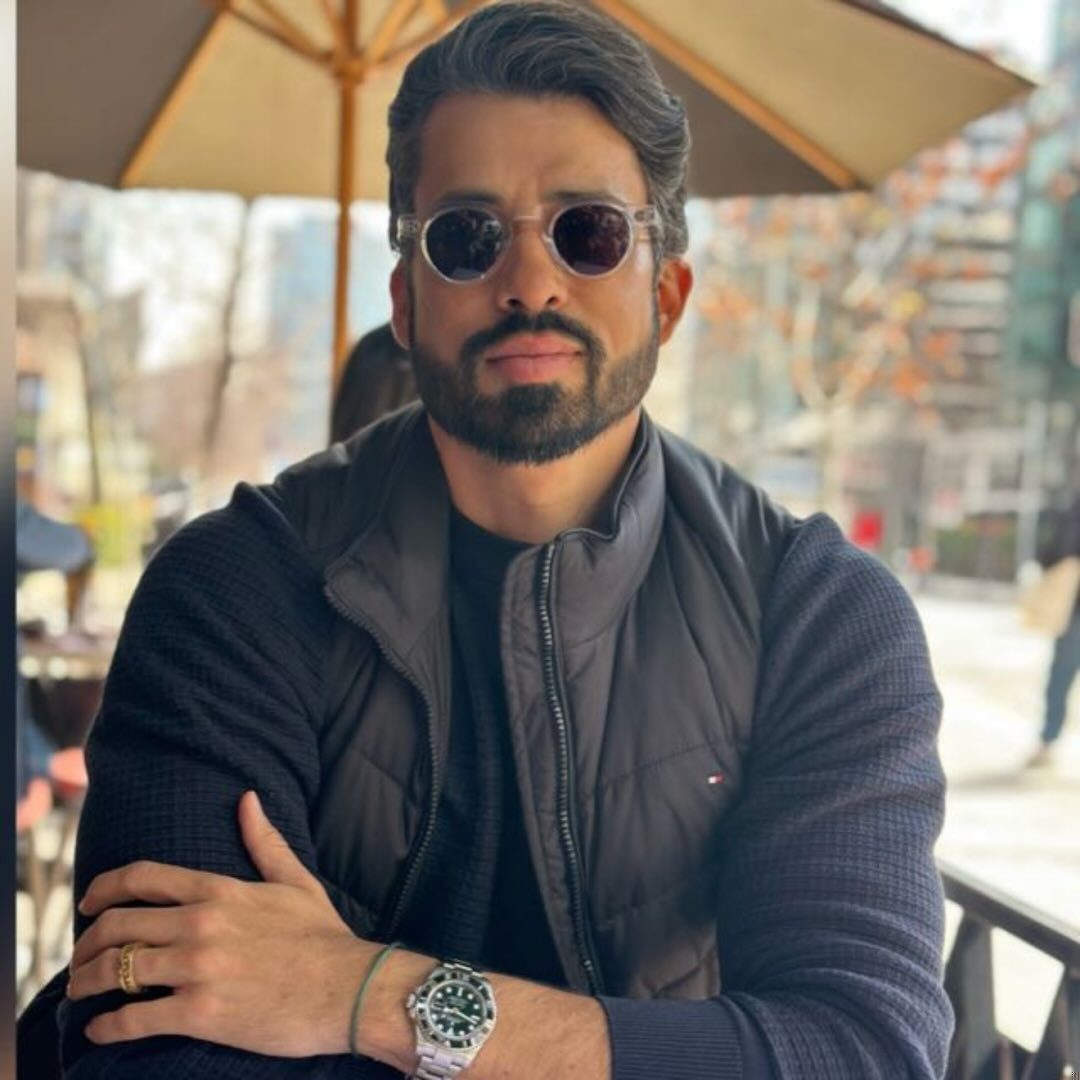 Bernardo Araújo, especialista em vendas, de braços cruzados
