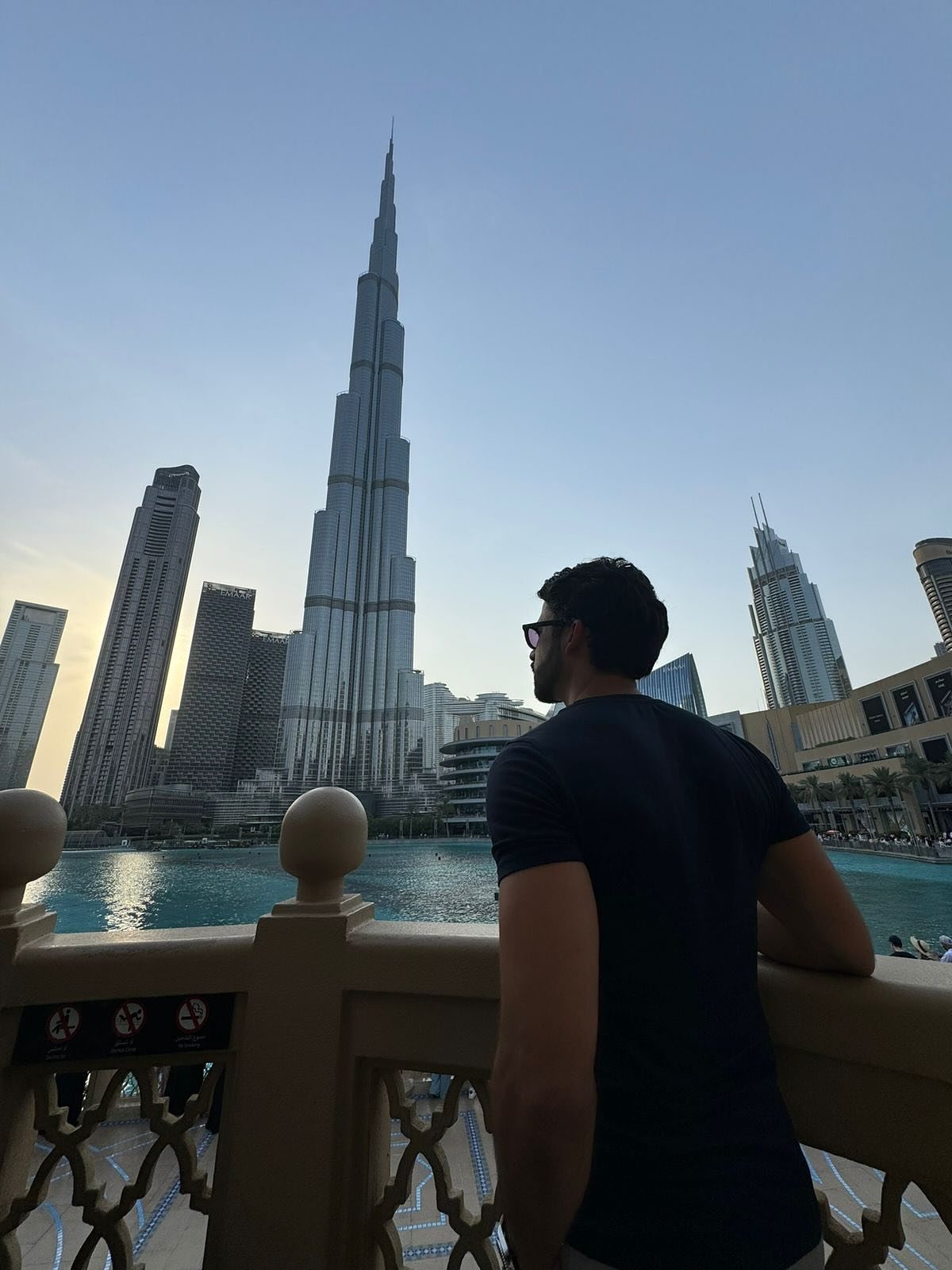 Bernardo Araújo em Dubai, diante do Burj Khalifa